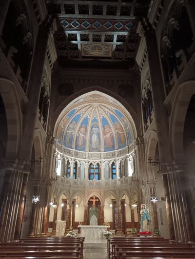Interno della chiesa dell'Immacolata a Bari, con l'altare e il catino absidale